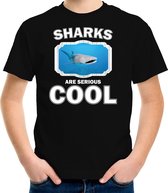 Dieren haaien t-shirt zwart kinderen - sharks are serious cool shirt  jongens/ meisjes - cadeau shirt walvishaai/ haaien liefhebber - kinderkleding / kleding 122/128