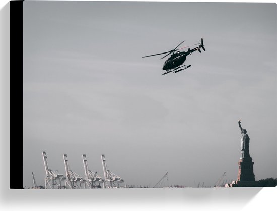 WallClassics - Canvas  - Helikopter zwevend boven Vrijheidsbeeld in New York - 40x30 cm Foto op Canvas Schilderij (Wanddecoratie op Canvas)