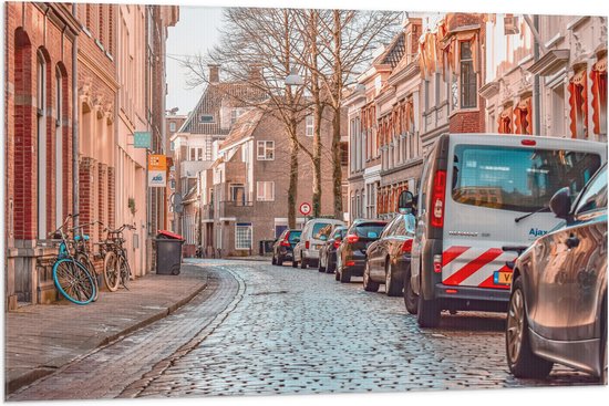 WallClassics - Vlag - Geparkeerde Auto's in Stadje - 105x70 cm Foto op Polyester Vlag