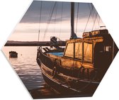 WallClassics - PVC Schuimplaat Hexagon  - Oude Vissersboot bij Avondzon - 60x52.2 cm Foto op Hexagon (Met Ophangsysteem)