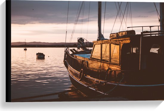 WallClassics - Toile - Vieux bateau de pêche au soleil du soir - 60x40 cm Photo sur toile (Décoration murale sur toile)