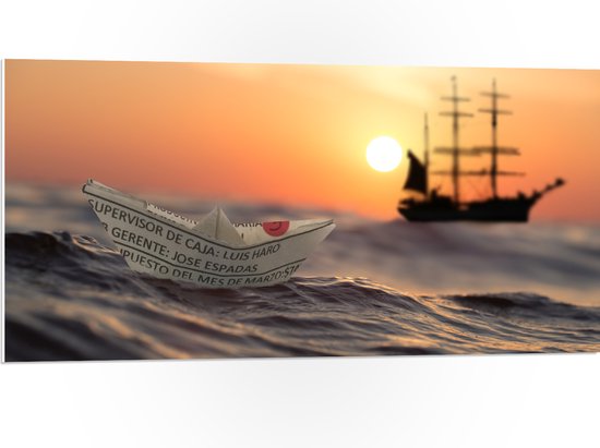 WallClassics - PVC Schuimplaat - Papieren Bootje op Zee met Groot Schip en Zon - 100x50 cm Foto op PVC Schuimplaat (Met Ophangsysteem)