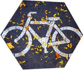 WallClassics - Dibond Hexagon - Fiets Logo op Straat met Herfstbladeren - 70x60.9 cm Foto op Hexagon (Met Ophangsysteem)