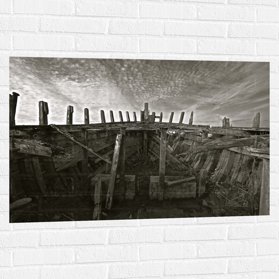 WallClassics - Muursticker - Binnenkant van Oud Schip - 105x70 cm Foto op Muursticker