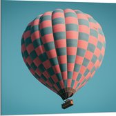 WallClassics - Dibond - Blauw met Roze Geblokte Luchtballon - 80x80 cm Foto op Aluminium (Met Ophangsysteem)