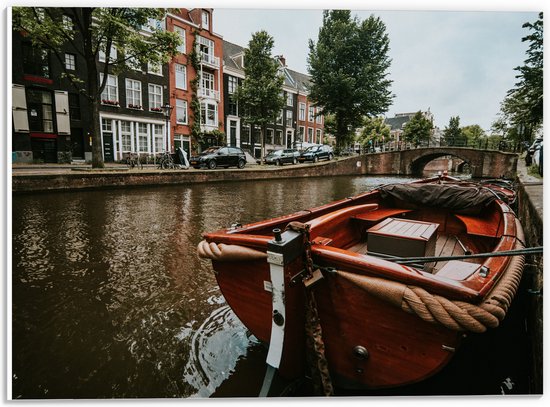 WallClassics - PVC Schuimplaat- Boot in Amsterdamse Gracht - 40x30 cm Foto op PVC Schuimplaat