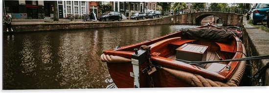 WallClassics - Dibond - Boot in Amsterdamse Gracht - 120x40 cm Foto op Aluminium (Met Ophangsysteem)