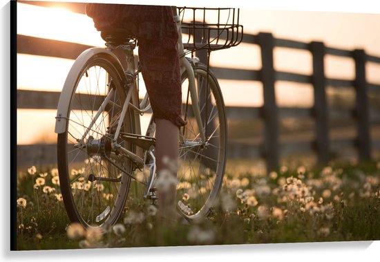 WallClassics - Canvas  - Fietser door Bloemenveld - 120x80 cm Foto op Canvas Schilderij (Wanddecoratie op Canvas)