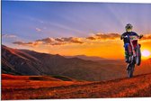 WallClassics - Dibond - Motorrijder bij Berglandschap met Zon - 90x60 cm Foto op Aluminium (Wanddecoratie van metaal)