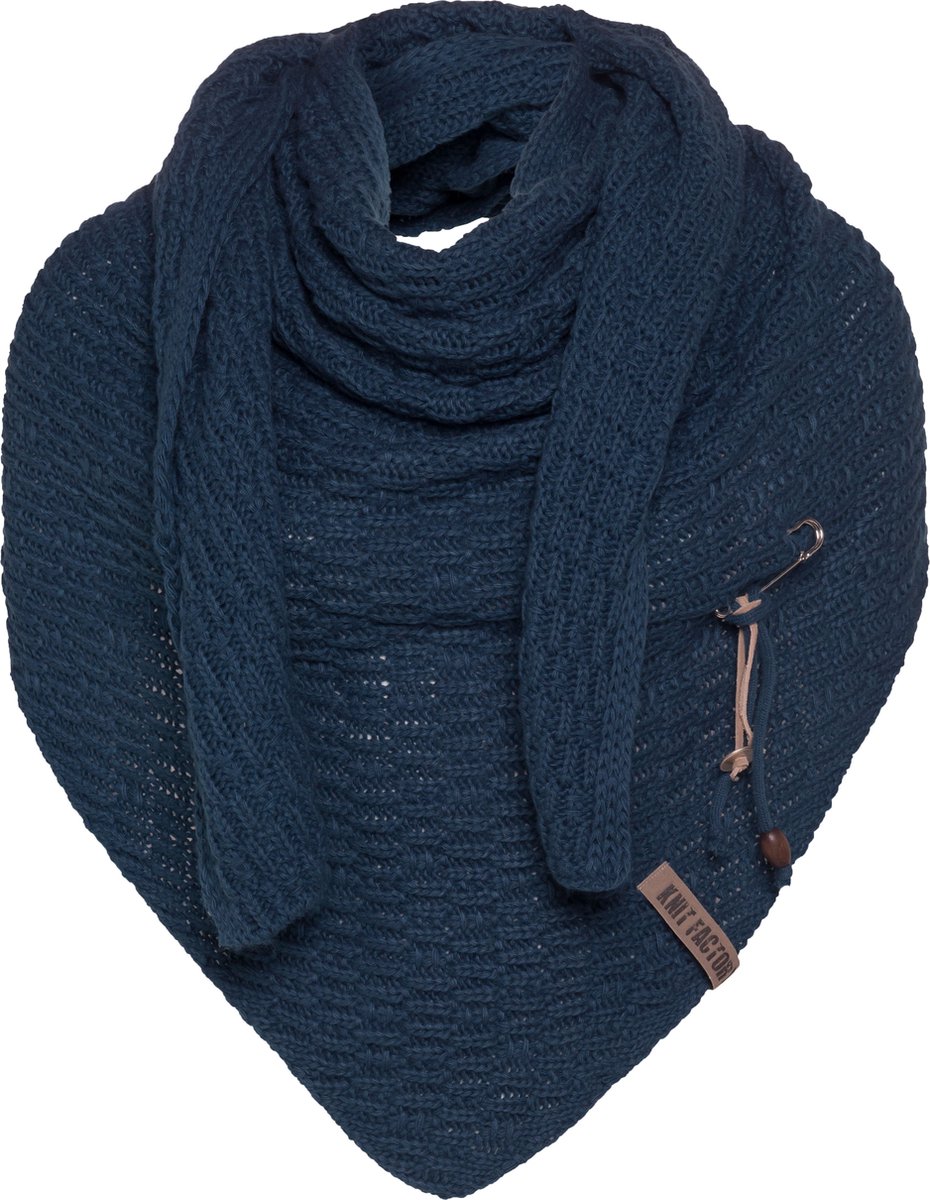 Knit Factory Jaida Gebreide Omslagdoek - Driehoek Sjaal Dames - Dames sjaal - Wintersjaal - Stola - Wollen sjaal - Donkerblauwe sjaal - Jeans - 190x85 cm - Inclusief siersluiting