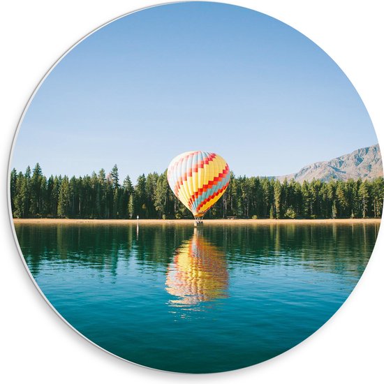 WallClassics - PVC Schuimplaat Muurcirkel - Luchtballon landend op Kust bij Water - 30x30 cm Foto op Muurcirkel (met ophangsysteem)