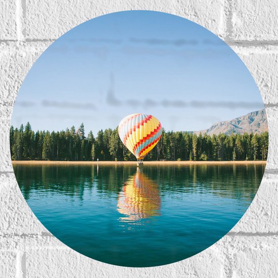 WallClassics - Muursticker Cirkel - Luchtballon landend op Kust bij Water - 30x30 cm Foto op Muursticker