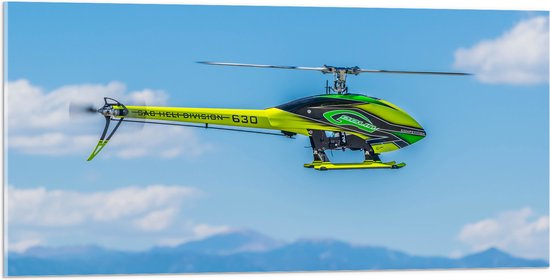 WallClassics - Acrylglas - Geel Groene Helikopter bij Wolken - 100x50 cm Foto op Acrylglas (Met Ophangsysteem)