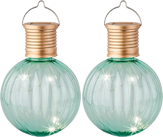 Twee turquoise, bolvormige lampionnen met ribbeltextuur, goudkleurig solar-detail en hangertjes. Bevatten kleine LED-lampjes.