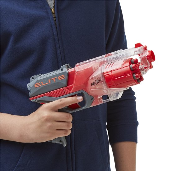 Handen van een jongen met blauwe hoodie houden een rode en transparante NERF Elite Disruptor vast.