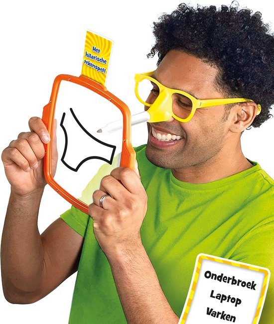 Man met gele bril en neus toont een tekening van ondergoed op een bord. Hij houdt een stift vast.