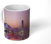 Mok - Skyline van Hong Kong bij de Victoria Harbour met een schip en een roze lucht - 350 ML - Beker