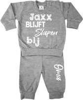 Pyjama met naam kind-lichtgrijs-wit-blijft slapen bij oma-Maat 80/86