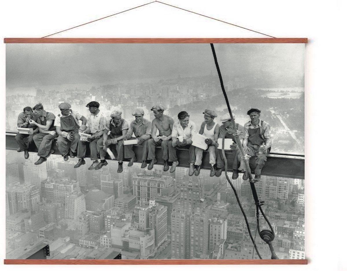 Poster In Posterhanger - Lunch Atop A Skyscraper - 50x70 cm - Kader Hout - Ophangsysteem -