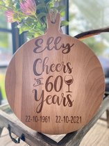 Serveerplank 60 jaar - cheers to 60 years - maat 30 - puur hout - verjaardag - te personaliseren met naam