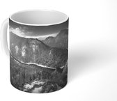 Mok - Sneeuwlandschap van Sokalica bij zonsondergang - zwart wit - 350 ML - Beker