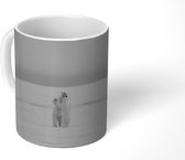 Mok - IJsbeer danst met jong in de winter - zwart wit - 350 ML - Beker