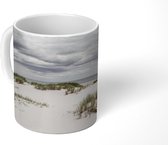 Mok - Een wolkenformatie boven witte duinen - 350 ML - Beker