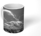 Mok - Een formatie van wolken boven bergen in het Guadalupe Mountains National Park - zwart wit - 350 ML - Beker