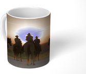 Mok - Een groep cowboys bij een zonsondergang - 350 ML - Beker