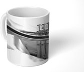 Mok - Een trompet op een linnen deken - zwart wit - 350 ML - Beker