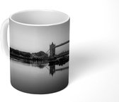 Mok - Panorama met zonsondergang achter de Tower Bridge in Londen - zwart wit - 350 ML - Beker