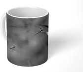Mok - Een bij en een kolibrie vervaagde achtergrond met bloemen - zwart wit - 350 ML - Beker