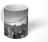 Mok - skyline over Kuala Lumpur en de Petronas Towers - zwart wit - 350 ML - Beker