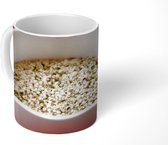 Mok - Witte kom vol met witte en zwarte hennepzaden - 350 ML - Beker