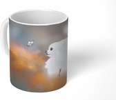 Mok - Witte hond in veld met vlinder - 350 ML - Beker