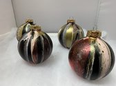 4 hand painted kerstballen rood, goud, wit, zwart, glitter