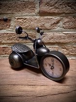 Table clock metal motorcycle 17 cm hoog - tafelklok - uurwerk - horloge - industriestijl - vintage - industrieel - klok - tafel - metaal - cadeau - geschenk - relatiegeschenk - ker
