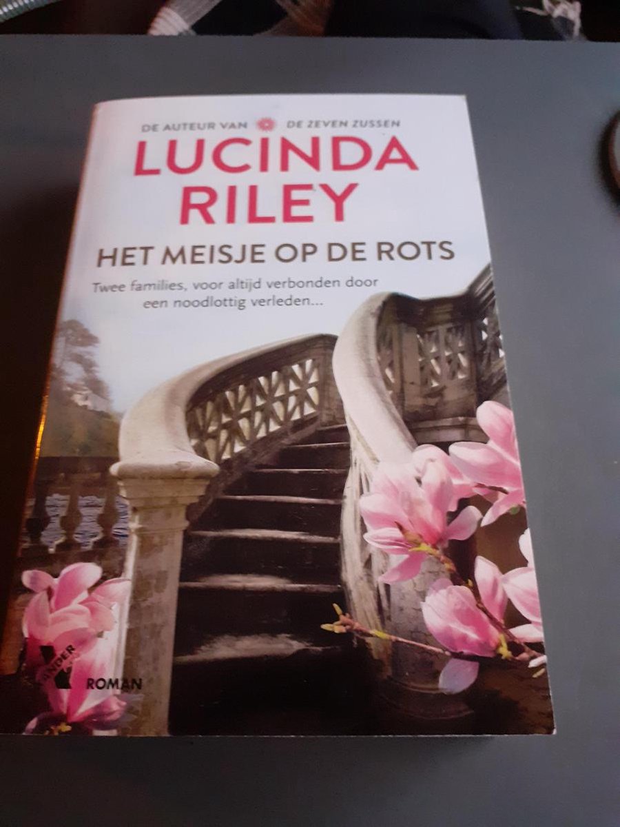 Het meisje op de rotsen, Lucinda