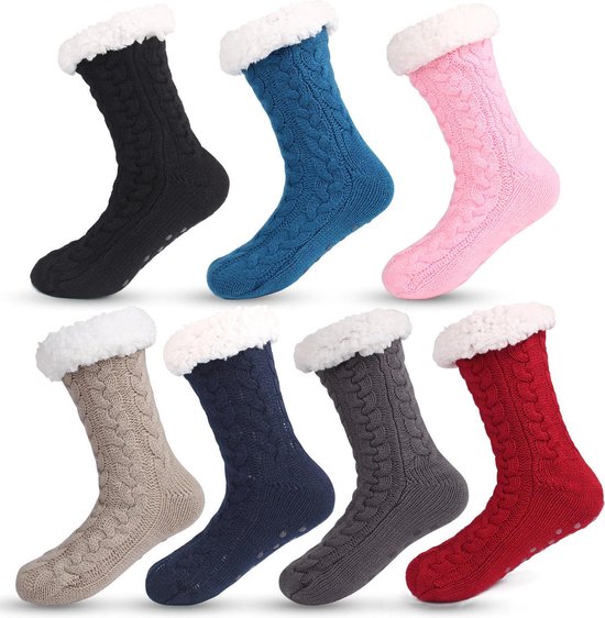 Zeven paar gebreide huissokken in diverse kleuren met witte fleecevoering en antislipzool.