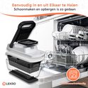 Wit en zwart groentesnijder met schalen uit elkaar gehaald naast een open vaatwasser.