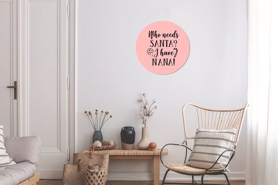 Citation de Noël Qui a besoin du Père Noël? J'ai nana! sur fond rose Assiette en plastique cercle mural - ⌀ 30 cm - peinture ronde - impression photo sur cercle mural en plastique (forex) / cercle vivant / (décoration murale)
