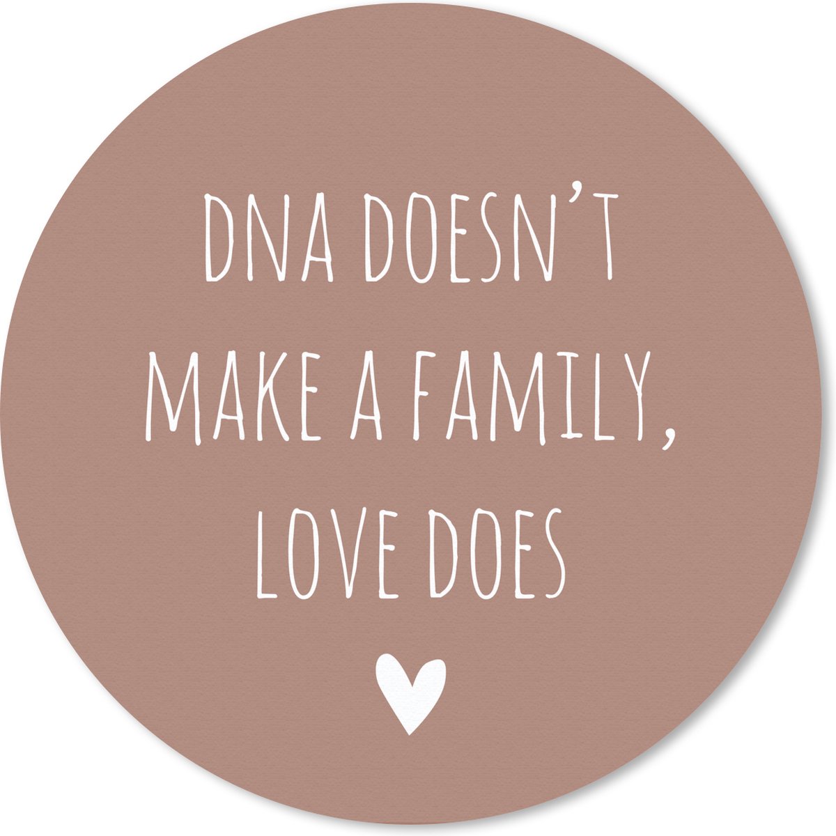 Muismat rond 20x20 cm - Mousepad Engelse quote "DNA doesn't make a family, love does" met een hartje tegen een bruine achtergrond - Ronde muismatten