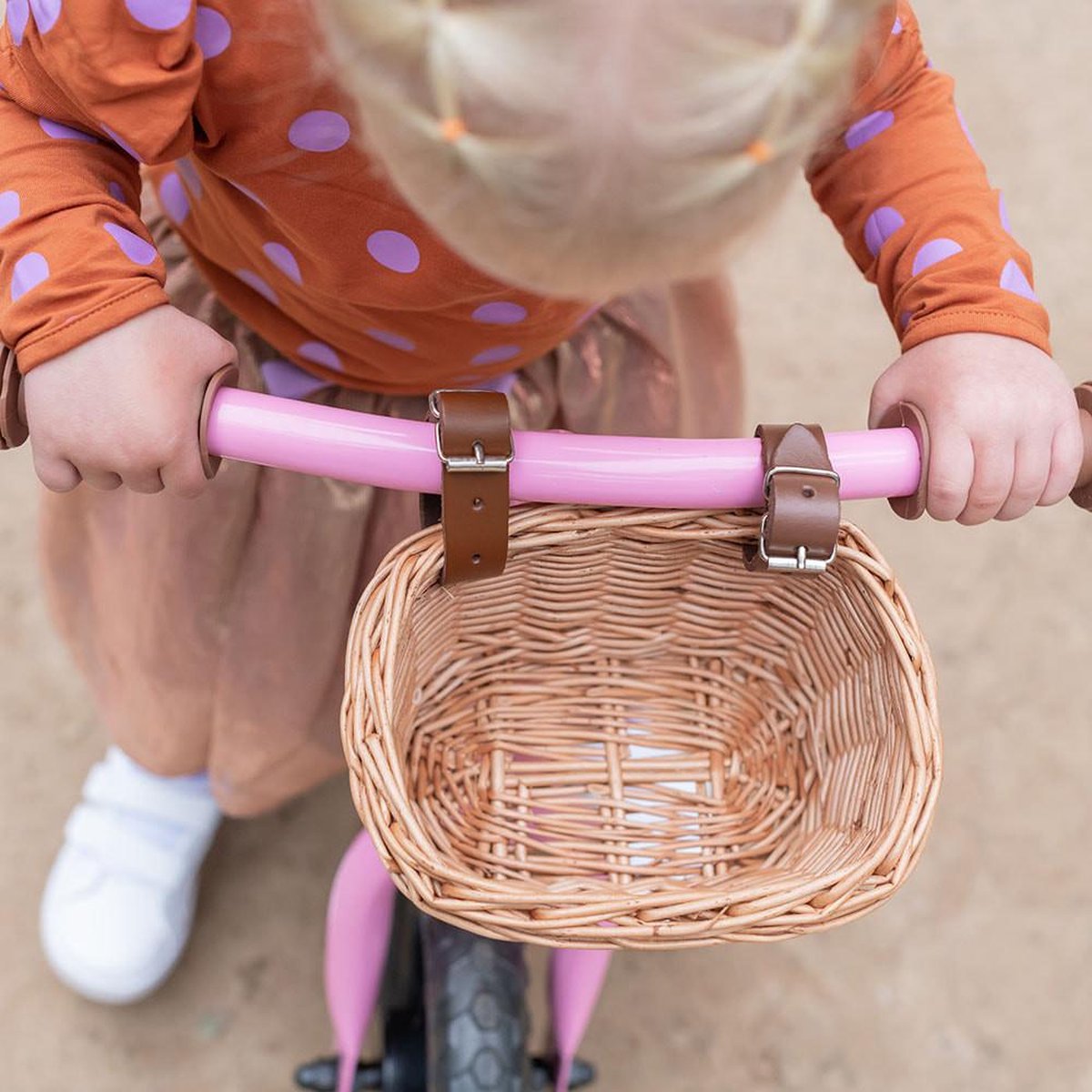 Bandits & Angels Metalen Loopfiets Met Mandje Starter Roze met Voetenplank vanaf 2 Jaar - Limited Edition - Roze Loop Fiets - Verstelbaar Zadel 29 tot 39 cm - Voor Jongens en Meisjes - Compact en Veilig - Lage Instap met Voetenplank — afbeelding 2