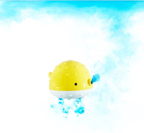 Gele badspeeltje in de vorm van een kogelvis met witte onderkant, spuit blauw water.
