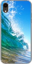 Geschikt voor iPhone XR hoesje - Een close-up van een golf die breekt voor de kust van Hawaii - Siliconen Telefoonhoesje