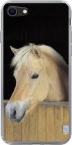 Geschikt voor iPhone 7 hoesje - Fjord paard in een houten stal - Siliconen Telefoonhoesje