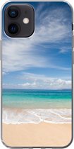 Geschikt voor iPhone 12 hoesje - Een tropisch strand op Hawaii waar de golven aanspoelen op - Siliconen Telefoonhoesje