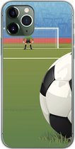 Geschikt voor iPhone 11 Pro hoesje - Een illustratie van een voetbal op het veld in het stadion - Jongens - Meiden - Kids - Siliconen Telefoonhoesje