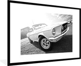 Fotolijst incl. Poster Zwart Wit- Vintage Ford Mustang op straat in Berlijn - zwart wit - 120x80 cm - Posterlijst - Kerstversiering - Kerstdecoratie voor binnen - Kerstmis