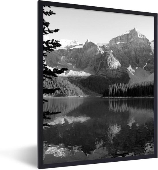 Fotolijst incl. Poster Zwart Wit- Besneeuwde bergen en bossen weerspiegeld in het Moraine Lake in Canada - zwart wit - 30x40 cm - Posterlijst